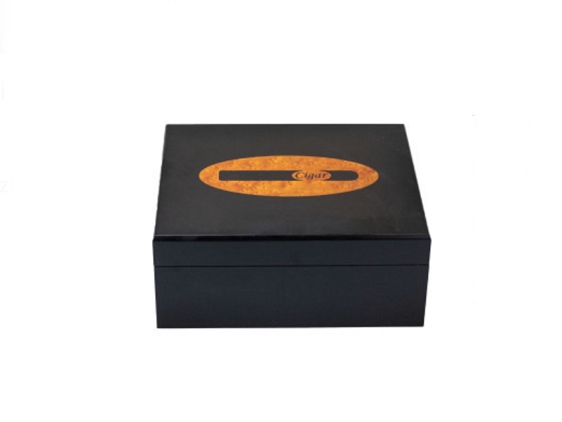 Faro humidor 20-25 szál szivar részére, cédrusfa belső rész, párásítóval, hygrométerrel, fekete színű